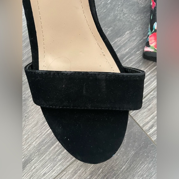 NWT Floral Black Wedge Sandals with flaw - Picture 5 of 7